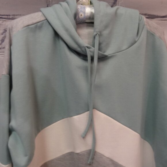 Coco + Carmen Green, White & Gray Long Sleeve Hoodie, NWT - Picture 3 of 8